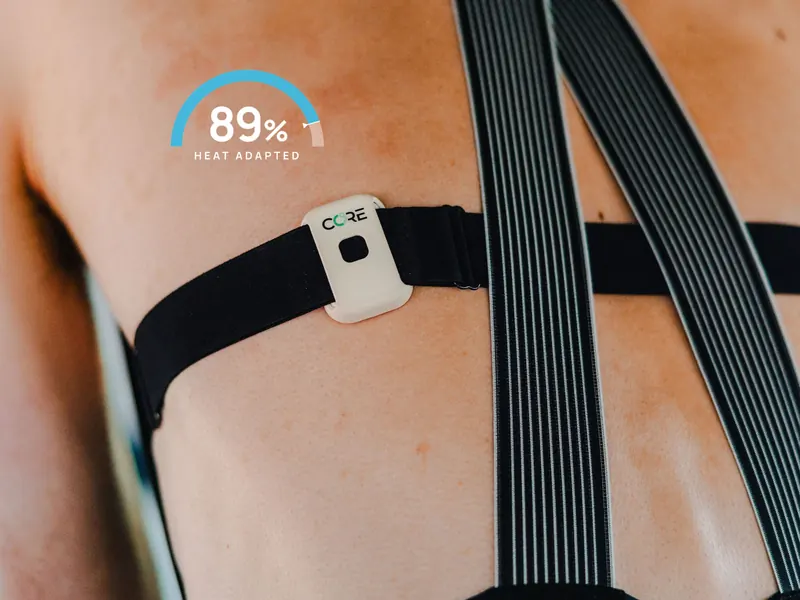 Czujnik CORE na pasie piersiowym zawodnika z wynikiem 89% heat adapted