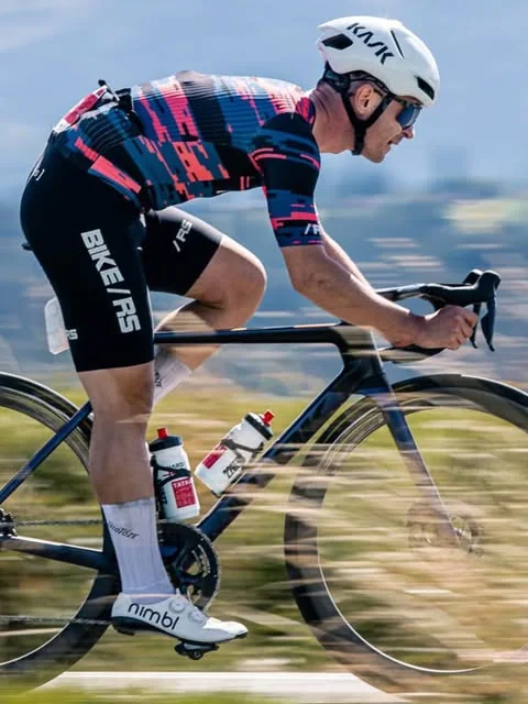 Jakub Obitko na rowerze szosowym podczas wyścigu