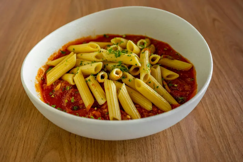 Miska makaronu penne z sosem pomidorowym